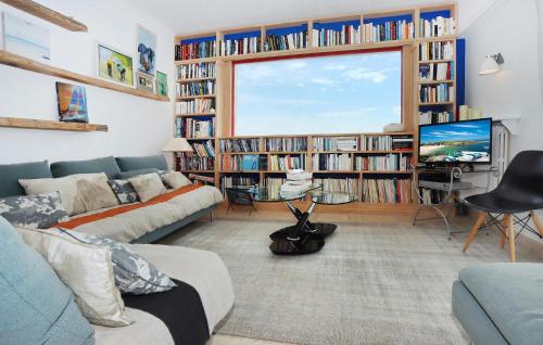 un salon avec un canapé et une télévision dans l'établissement 5 Bedroom Stunning Home In Ploemeur, à Ploemeur