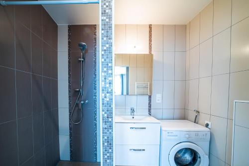 une salle de bain avec une machine à laver et un lave-linge dans l'établissement Villa Welcom 1 - appt climatisé proche de la plage, à Canet