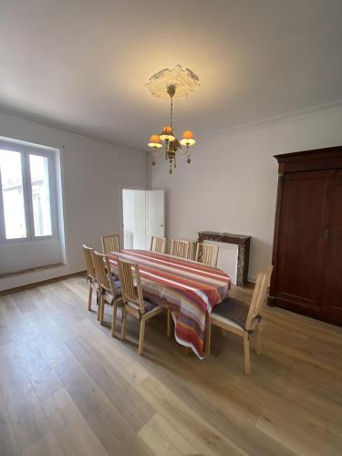 une table de salle à manger et des chaises dans une pièce dans l'établissement Maison familiale de vacances, à La Rudelière