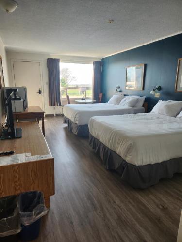 Katil atau katil-katil dalam bilik di Travelodge by Wyndham Amherst