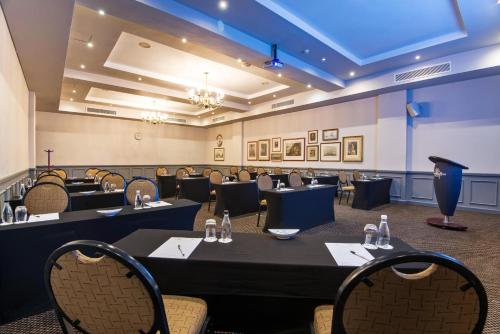 Zona business o sala de conferencias en The Commodore Hotel