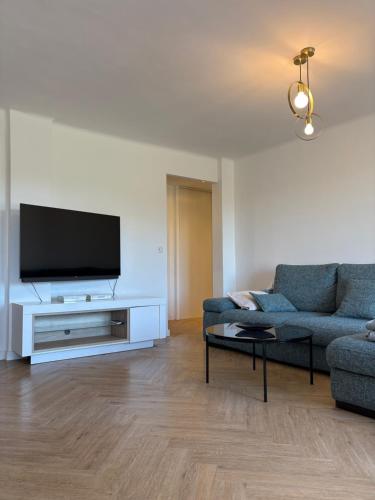 un salon avec un canapé et une télévision à écran plat dans l'établissement Appartement T3 Antibes Centre, à La Celle-sous-Gouzon