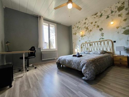 une chambre avec un lit, un bureau et une fenêtre dans l'établissement Maison de ville climatisée, 5minutes centre historique, à Avignon