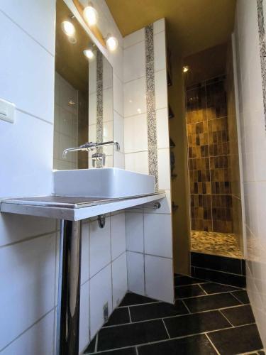 une salle de bain avec un lavabo et une douche dans l'établissement Maison de ville climatisée, 5minutes centre historique, à Avignon