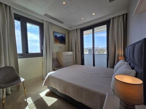 Katil atau katil-katil dalam bilik di Luxury Seaview Escape 3bd in Limassol Skyscraper