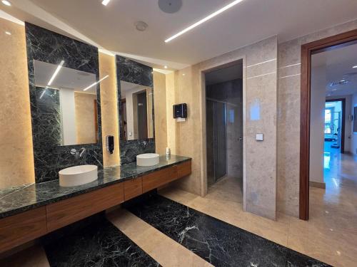 Bilik mandi di Luxury Seaview Escape 3bd in Limassol Skyscraper