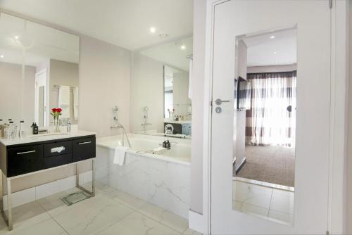Un baño de The Commodore Hotel