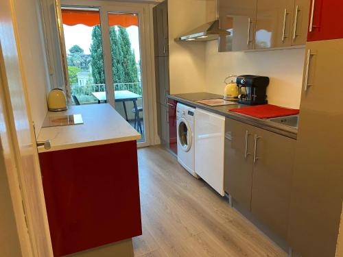Il comprend une cuisine équipée d'un lave-linge et d'un sèche-linge. dans l'établissement Appartement moderne avec vue mer à Cannes, à Cannes