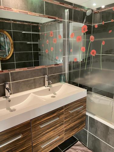 une salle de bain avec un lavabo blanc et une douche dans l'établissement Appartement moderne avec vue mer à Cannes, à Cannes