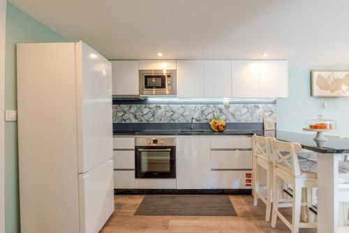 Η κουζίνα ή μικρή κουζίνα στο Quinta do Vintém near WOW by HostWise