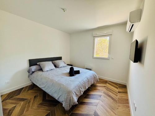 une chambre avec un lit et une télévision dans l'établissement High-end, direct access to beach,Terrasse,Parking free, à Vias