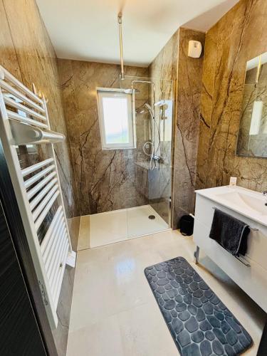 une salle de bain avec douche et lavabo dans l'établissement High-end, direct access to beach,Terrasse,Parking free, à Vias