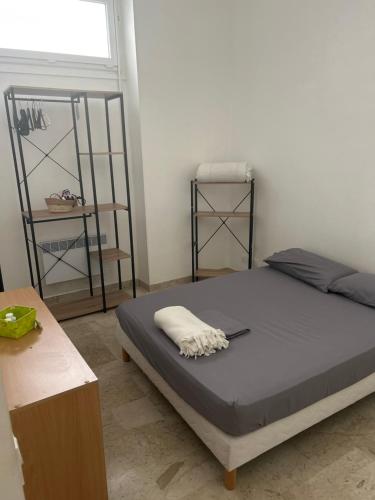 - une chambre avec un lit, une fenêtre et des étagères dans l'établissement Entire studio Cannes Raphael, à Cannes