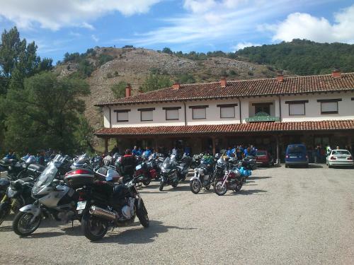 un gran grupo de motocicletas estacionadas frente a un edificio en Hostal Restaurante Ventasierra, en Valdoré