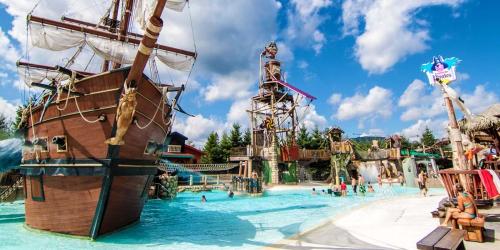 a water park with a pirate ship in the water at Le Luxueux 2 in Quebec City