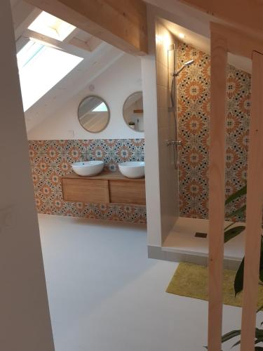 une salle de bain avec deux lavabos et une douche dans l'établissement Pretty House in Lège Bourg, à Lège-Cap-Ferret