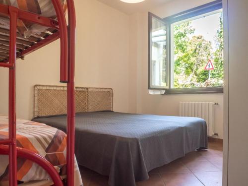 Un dormitorio con una litera y una ventana. en Casa Carla, en Massa