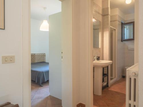 Un baño con un lavabo y un inodoro y un lavabo. en Casa Carla, en Massa