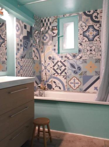 une salle de bain avec une douche, un lavabo et un tabouret dans l'établissement Riverfront house, à Lasalle