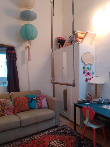 un salon avec un canapé et une table dans l'établissement Riverfront house, à Lasalle