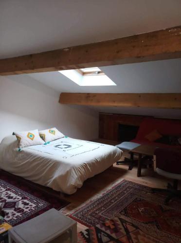 - une chambre avec un lit, un bureau et un plafond dans l'établissement Riverfront house, à Lasalle