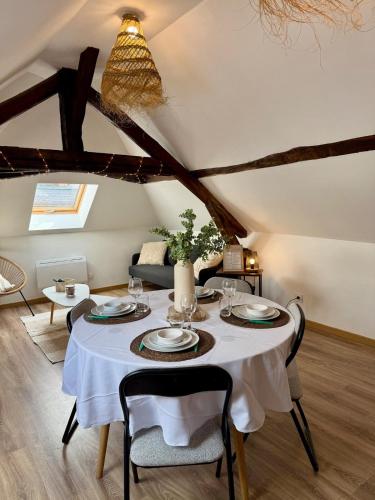 une salle à manger avec une table et des chaises dans l'établissement O Toit et Moi Wifi HyperCentre, à Vierzon