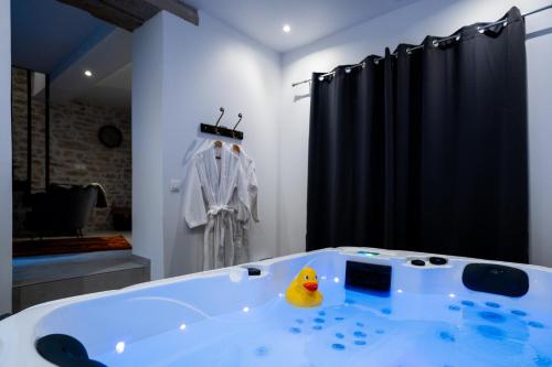 Koupelna v ubytování Love Room Une Pause à Deux - Jacuzzi - Chambre Secrète