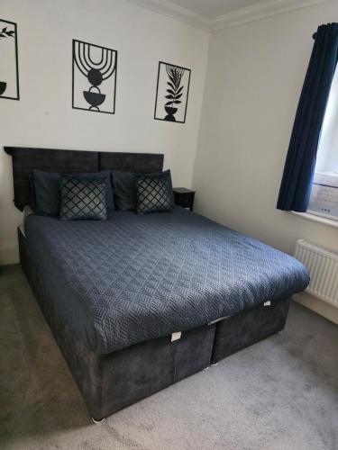 Katil atau katil-katil dalam bilik di Cosy West End Flat Near Leas and Channel tunnel - 8ight Havens Folkestone