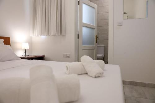 Giường trong phòng chung tại Cosy 3BR Apt with private Terrace & Wifi in Gozo by 360 Estates