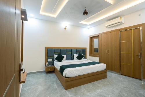 a bedroom with a large bed in a room at Hotel RD Palace in Agra
