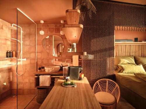 科洛尼亚圣霍尔迪Bikini Island & Mountain Hotel Es Trenc -Adults only-的一间设有桌子和一张床铺的浴室