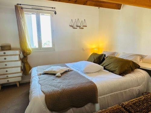 une chambre avec un grand lit avec une fenêtre dans l'établissement L'échappée Bleue appartement Port-Grimaud, à Grimaud