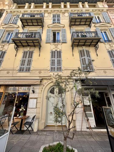 Studio à louer au cœur du Carré d or à Nice, rue Dalpozzo à 150 mètres des plages
