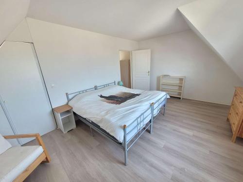 une chambre avec un lit et un parquet dans l'établissement Magnifique duplex T4 à 150m de la plage avec terrasse ensoleillée - FR-1-674-43, à Berck-sur-Mer