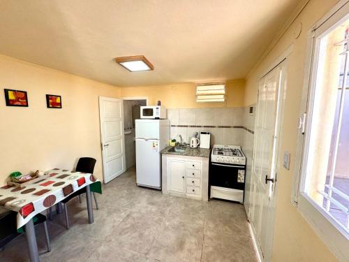 Η κουζίνα ή μικρή κουζίνα στο Departamento Dean Funes doble