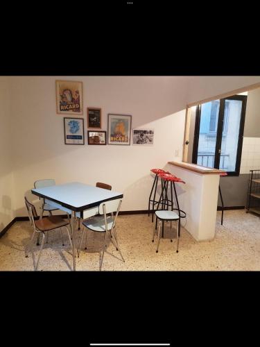 une salle à manger avec une table et deux chaises dans l'établissement Appartement centre historique, à Beaucaire