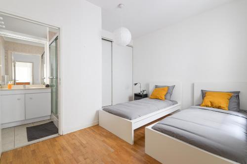 Ένα ή περισσότερα κρεβάτια σε δωμάτιο στο Heart of Paris 2BR-8P Musee du Louvre 4 Free Netflix