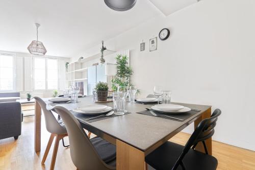 une salle à manger avec une grande table et des chaises dans l'établissement Heart of Paris-2BR-8P-Musee du Louvre 4 Free Netflix, à Paris