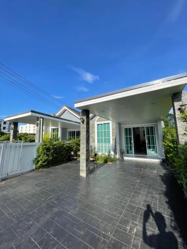 a house with a large driveway in front of it at บ้านพักขอนแก่น บ้านมั่งมี ใจกลางเมือง in Ban Chek