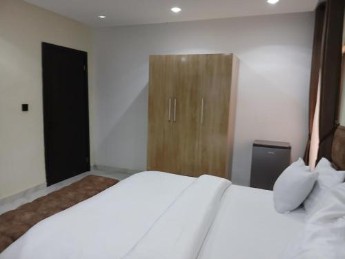 Enchanting Two bedroom Home with Poolにあるベッド