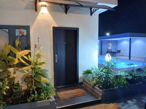 イケジャにあるEnchanting Two bedroom Home with Poolの水槽のある家の玄関