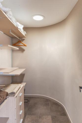 - un dressing avec un mur blanc dans l'établissement Villa Paolina, à Sainte-Lucie de Porto-Vecchio