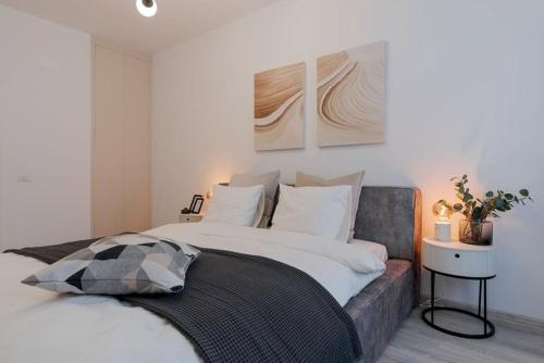 Postel nebo postele na pokoji v ubytování Hotel Atlantiis Suites Near IGI Airport