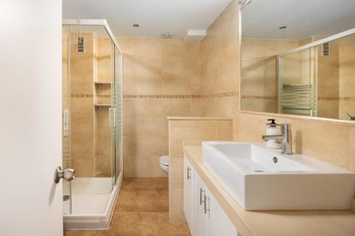 un baño con lavabo y ducha en Pyr Studio by Alfresco Stays, en Fuengirola