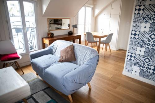 un salon avec un canapé et une table dans l'établissement Superbe Apt Cosy Proche Jardin Luxembourg, à Paris