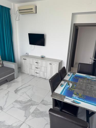 Televisyen dan/atau pusat hiburan di VIRGO SEA VIEW Apartaments Summerland