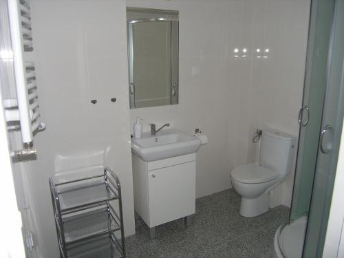 キェルツェにあるPrima Apartmentsの白いバスルーム(洗面台、トイレ付)