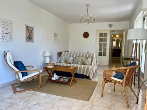 un salon avec un canapé, des chaises et une table dans l'établissement T3 Les Juandines, à Antibes