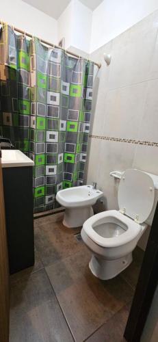 Ένα μπάνιο στο Depto GAUSS con pileta 4pax