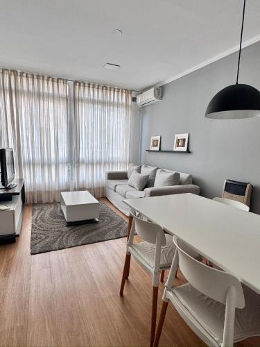 a living room with a white table and a couch at Departamento Peatonal I in Concordia